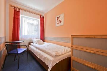 Фото номера Одноместный номер с общей ванной комнатой Хостелы Red Carpet Hostel г. Краков 4