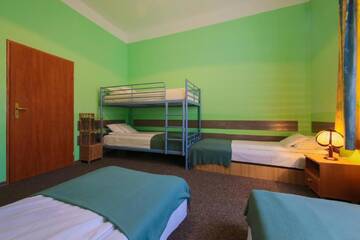 Фото номера Пятиместный номер с общей ванной комнатой Хостелы Red Carpet Hostel г. Краков 4