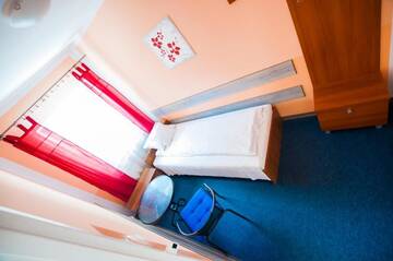 Фото номера Одноместный номер с общей ванной комнатой Хостелы Red Carpet Hostel г. Краков 3