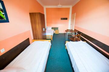 Фото номера Трехместный номер с общей ванной комнатой Хостелы Red Carpet Hostel г. Краков 3