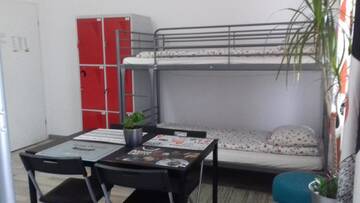 Фото номера Кровать в общем 6-местном номере для мужчин и женщин Хостелы Art Hostel г. Краков 4