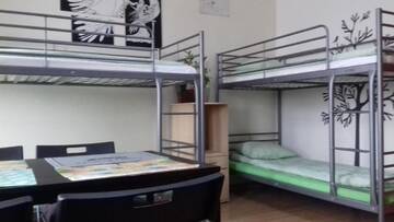 Фото номера Кровать в общем 6-местном номере для мужчин и женщин Хостелы Art Hostel г. Краков 7