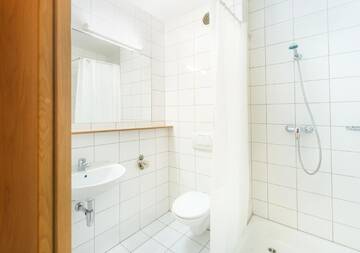 Фото номера Двухместный номер с 2 отдельными кроватями и собственной ванной комнатой Гостевой дом Dom Turystyczny Indigo г. Краков 6