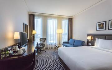 Фото номера Номер с кроватью &quot;queen-size&quot; и диван-кроватью Отель Hilton Garden Inn Krakow Airport г. Краков 4