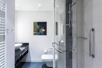 Фото номера Номер с кроватью размера «king-size» Отель Hilton Garden Inn Krakow Airport г. Краков 10