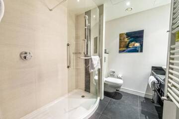 Фото номера Номер с кроватью размера «king-size» Отель Hilton Garden Inn Krakow Airport г. Краков 11
