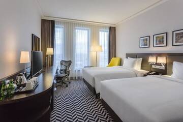 Фото номера Двухместный номер с 2 отдельными кроватями Отель Hilton Garden Inn Krakow Airport г. Краков 3