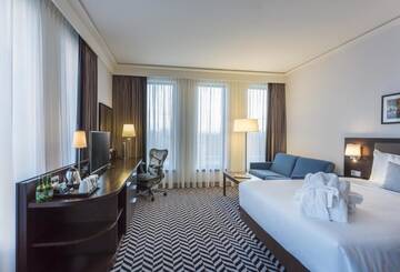 Фото номера Угловой номер с кроватью размера «queen-size» Отель Hilton Garden Inn Krakow Airport г. Краков 3