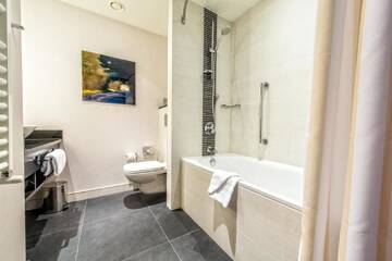 Фото номера Двухместный номер с 2 отдельными кроватями Отель Hilton Garden Inn Krakow Airport г. Краков 4