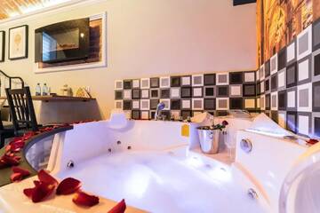 Фото Отели типа «постель и завтрак» UNDERGROUND Jacuzzi Rooms г. Краков 4