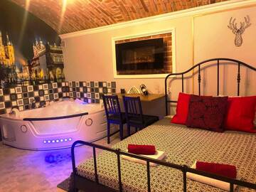Фото номера Суперлюкс с гидромассажной ванной Отели типа «постель и завтрак» UNDERGROUND Jacuzzi Rooms г. Краков 13