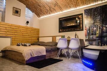 Фото номера Суперлюкс с гидромассажной ванной Отели типа «постель и завтрак» UNDERGROUND Jacuzzi Rooms г. Краков 15