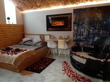 Фото Отели типа «постель и завтрак» UNDERGROUND Jacuzzi Rooms г. Краков 1