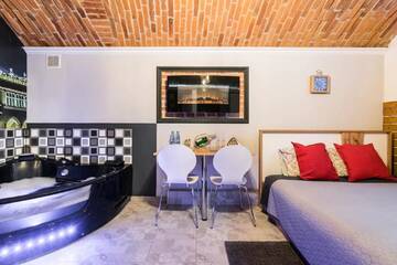 Фото номера Люкс с гидромассажной ванной Отели типа «постель и завтрак» UNDERGROUND Jacuzzi Rooms г. Краков 5