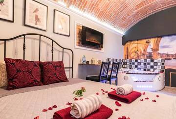 Фото Отели типа «постель и завтрак» UNDERGROUND Jacuzzi Rooms г. Краков 2