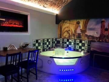Фото номера Суперлюкс с гидромассажной ванной Отели типа «постель и завтрак» UNDERGROUND Jacuzzi Rooms г. Краков 7