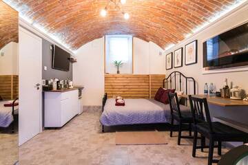 Фото Отели типа «постель и завтрак» UNDERGROUND Jacuzzi Rooms г. Краков 3