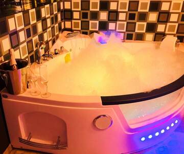 Фото номера Суперлюкс с гидромассажной ванной Отели типа «постель и завтрак» UNDERGROUND Jacuzzi Rooms г. Краков 7