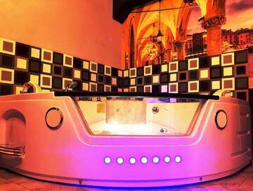 Фото номера Суперлюкс с гидромассажной ванной Отели типа «постель и завтрак» UNDERGROUND Jacuzzi Rooms г. Краков 15