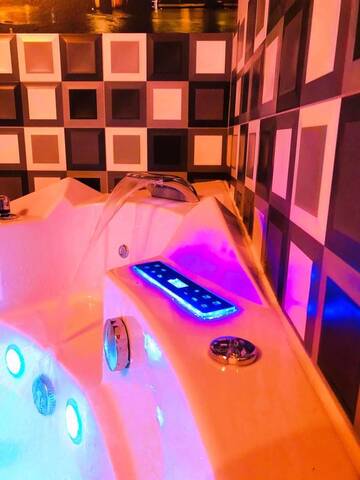 Фото номера Суперлюкс с гидромассажной ванной Отели типа «постель и завтрак» UNDERGROUND Jacuzzi Rooms г. Краков 16