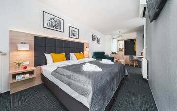 Фото номера Четырехместный номер с балконом Апарт-отели Aron Residence Old Town г. Краков 4