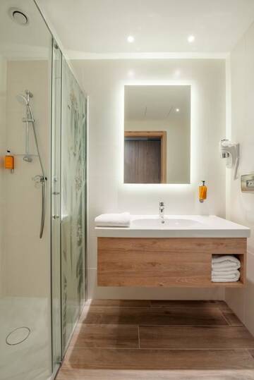 Фото номера Стандартный номер с двуспальной кроватью Отель ibis Styles Kraków East г. Краков 3
