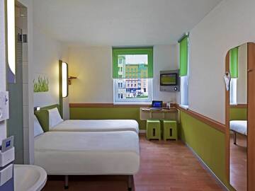 Фото номера Двухместный номер с 2 отдельными кроватями Отель ibis budget Krakow Stare Miasto г. Краков 3