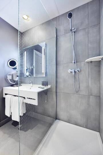 Фото номера Представительский номер с кроватью размера «queen-size» Отель Novotel Kraków City West г. Краков 4