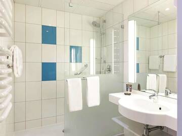 Фото номера Улучшенный двухместный номер с 1 кроватью Отель Novotel Kraków City West г. Краков 6