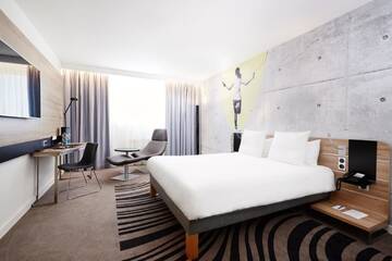 Фото номера Представительский номер с кроватью размера «queen-size» Отель Novotel Kraków City West г. Краков 2