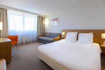 Фото номера Улучшенный двухместный номер с 1 кроватью Отель Novotel Kraków City West г. Краков 2