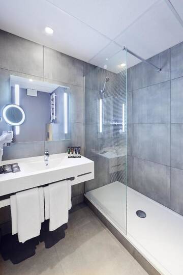 Фото номера Представительский номер с кроватью размера «queen-size» Отель Novotel Kraków City West г. Краков 3