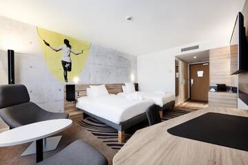 Фото номера Улучшенный номер с 2 односпальными кроватями Отель Novotel Kraków City West г. Краков 2