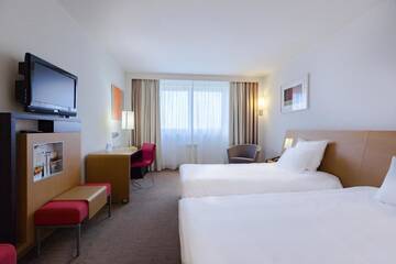Фото номера Улучшенный номер с 2 односпальными кроватями Отель Novotel Kraków City West г. Краков 3