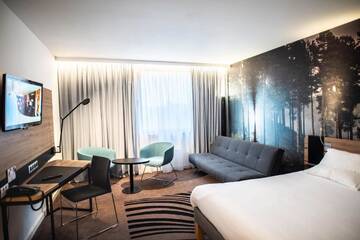 Фото номера Стандартный номер с кроватью размера «queen-size» и диваном Отель Novotel Kraków Centrum г. Краков 3