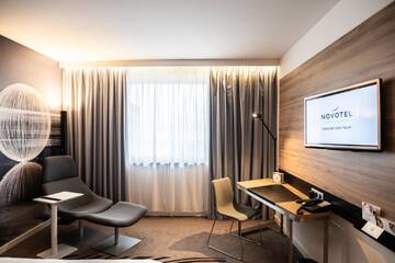 Фото номера Представительский номер с кроватью размера «queen-size» Отель Novotel Kraków Centrum г. Краков 4