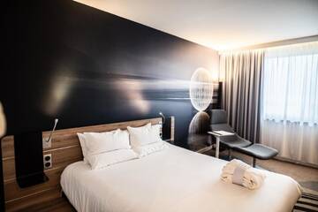 Фото номера Представительский номер с кроватью размера «queen-size» Отель Novotel Kraków Centrum г. Краков 5