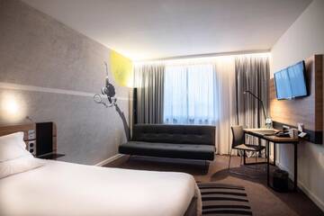 Фото номера Стандартный номер с кроватью размера «queen-size» и диваном Отель Novotel Kraków Centrum г. Краков 5