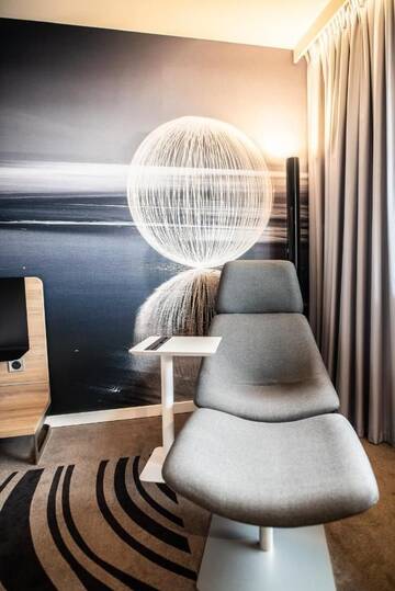 Фото номера Представительский номер с кроватью размера «queen-size» Отель Novotel Kraków Centrum г. Краков 8
