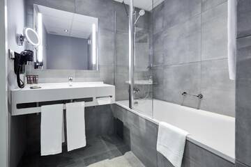 Фото номера Представительский номер с кроватью размера «queen-size» Отель Novotel Kraków Centrum г. Краков 9