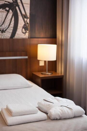 Фото номера Улучшенный двухместный номер с 2 отдельными кроватями Отель Hotel Alexander 2 г. Краков 6