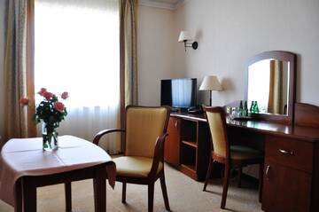 Фото номера Апартаменты с 1 спальней (для 2 взрослых и 2 детей) Отель Hotel Sympozjum &amp; SPA г. Краков 4