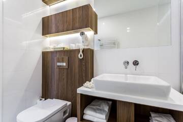 Фото номера Улучшенный номер с кроватью размера «king-size» Отель Hotel Elektor г. Краков 6