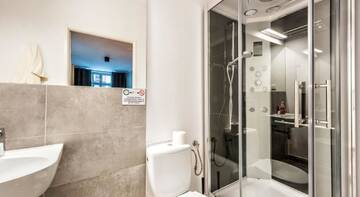 Фото номера Комфорт двухместный номер с ванной комнатой Хостелы Flamingo Premium Hostel г. Краков 6