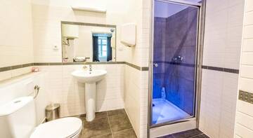 Фото номера Двухместный номер с 1 кроватью и общей ванной комнатой Хостелы Flamingo Premium Hostel г. Краков 5