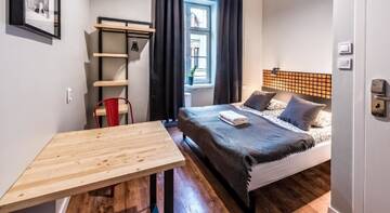 Фото номера Комфорт двухместный номер с ванной комнатой Хостелы Flamingo Premium Hostel г. Краков 3