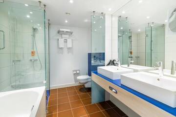 Фото номера Улучшенный номер с видом на замок Отель Park Inn by Radisson Krakow г. Краков 4