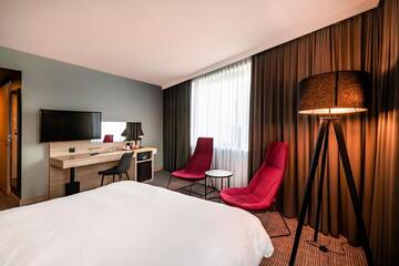 Фото номера Улучшенный номер с видом на замок Отель Park Inn by Radisson Krakow г. Краков 11