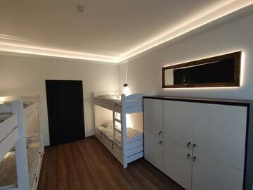 Фото номера Общий шестиместный номер для мужчин и женщин Хостелы Greg&amp;Tom Hostel г. Краков 3