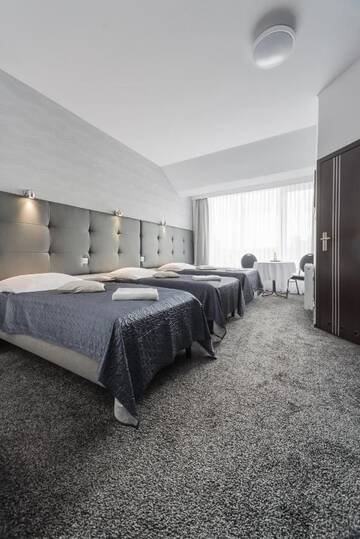 Фото номера Трехместный номер Отель Hotel Junior г. Краков 2